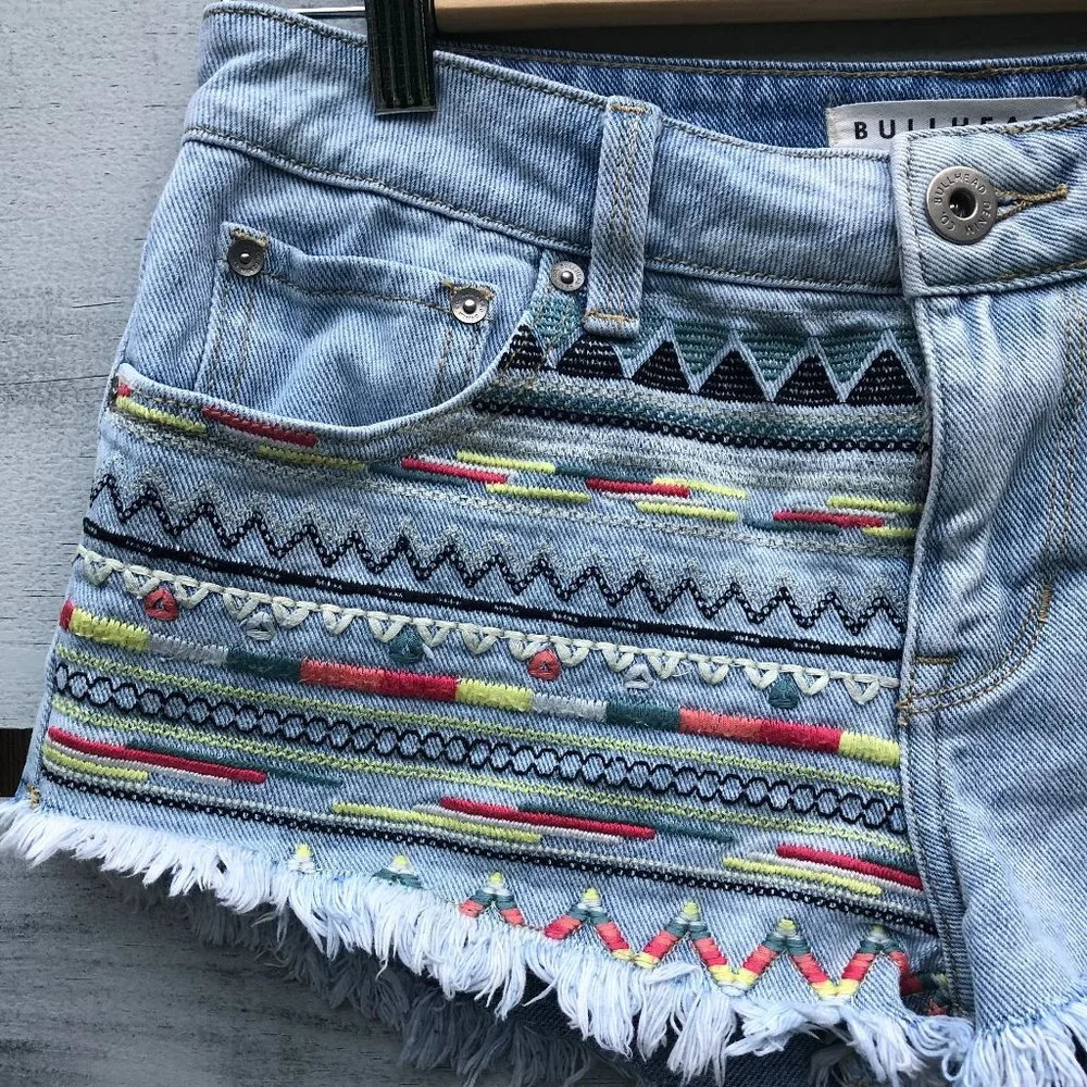 Bullhead Denim Beachy Low Rise Aztec Embroidered Jean Shorts Y2K Western Hippie
